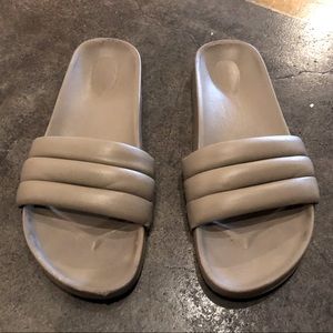 Beatrice Valenzuela Sandalia